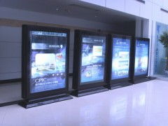 成都公交站臺燈箱廣告設計 城市動脈上的品牌視覺藝術